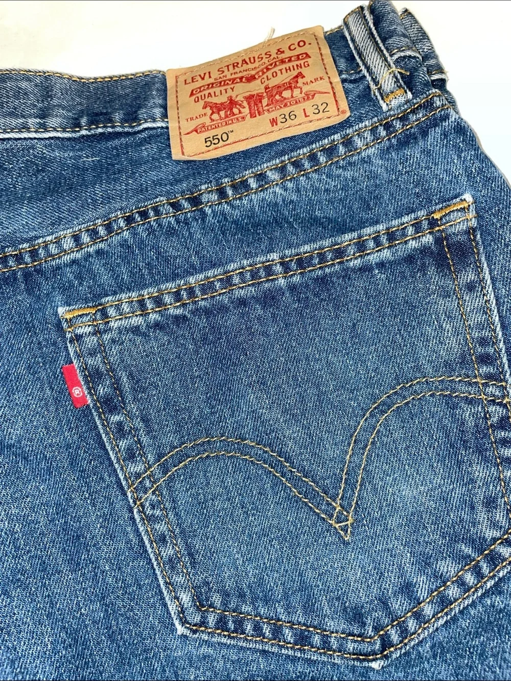 Men’s EUC LEVI’S 550 Relaxed Fit Jeans Classic Med Wash Denim Sz 35/32 5-Pocket